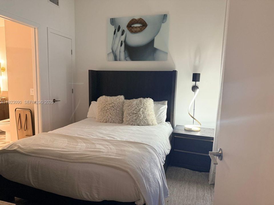 For Sale: $860,000 (2 beds, 2 baths, 837 Square Feet)