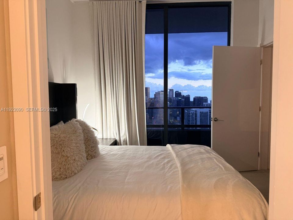 For Sale: $860,000 (2 beds, 2 baths, 837 Square Feet)