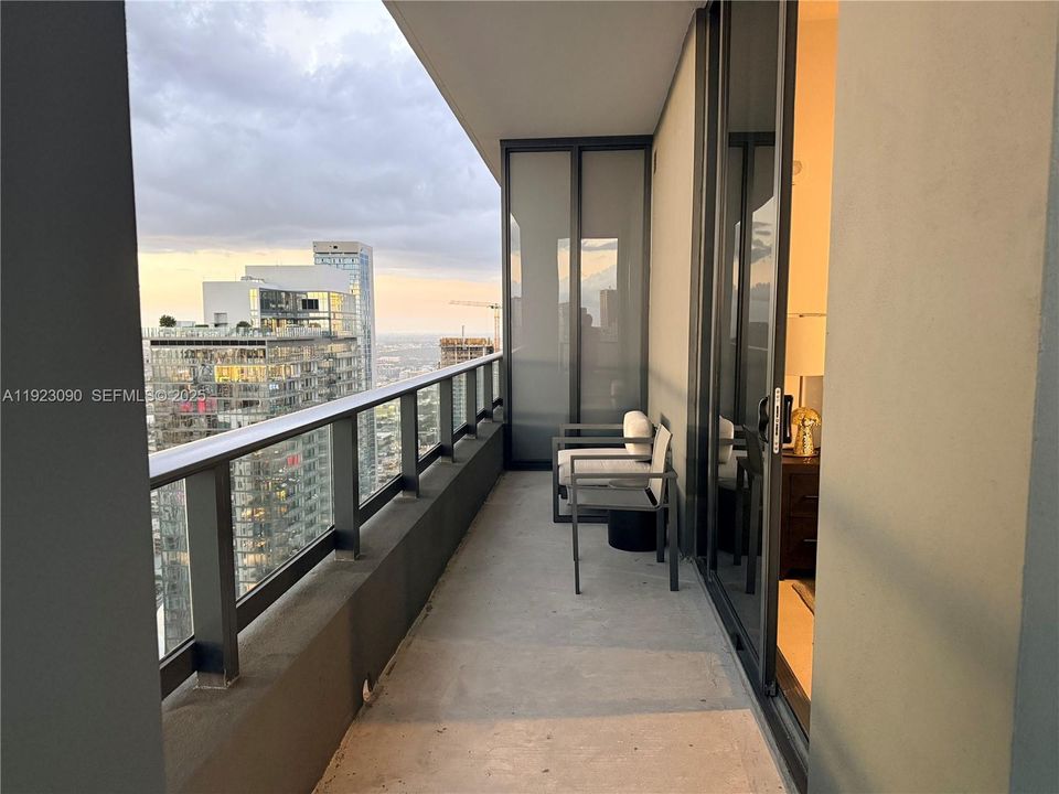 For Sale: $860,000 (2 beds, 2 baths, 837 Square Feet)