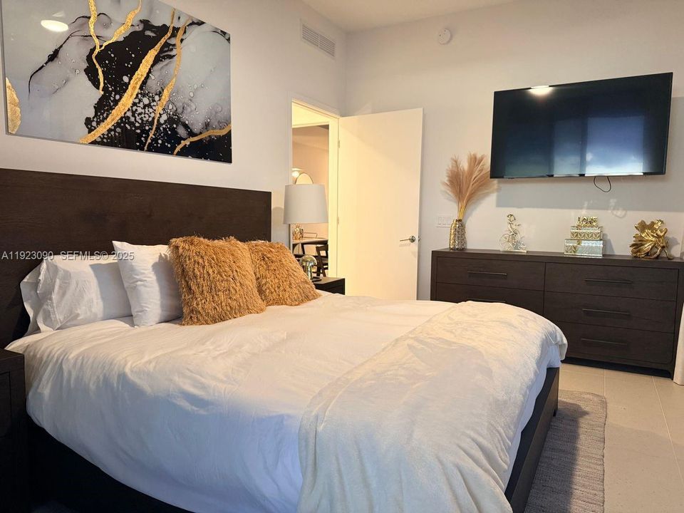 For Sale: $860,000 (2 beds, 2 baths, 837 Square Feet)