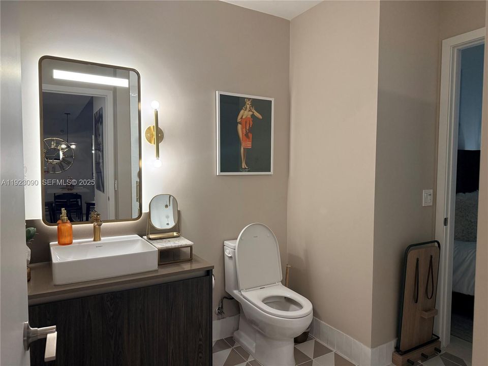 For Sale: $860,000 (2 beds, 2 baths, 837 Square Feet)