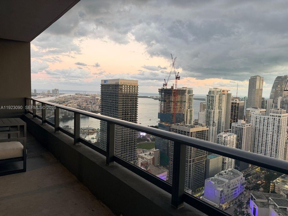 For Sale: $860,000 (2 beds, 2 baths, 837 Square Feet)