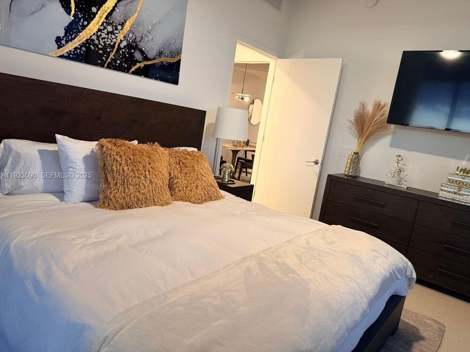 For Sale: $860,000 (2 beds, 2 baths, 837 Square Feet)