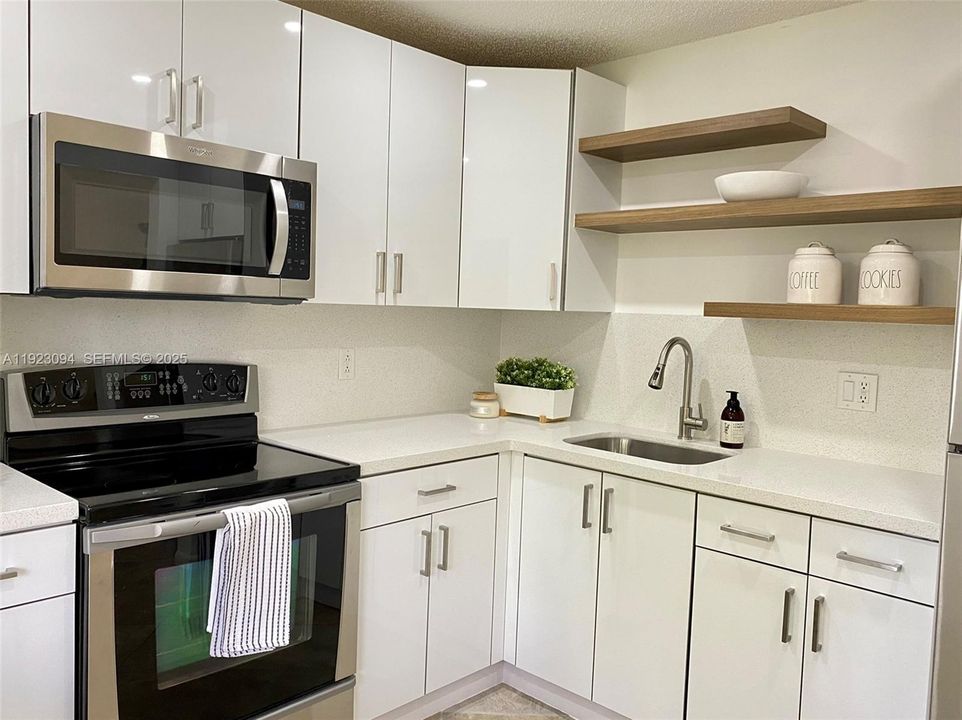 For Rent: $1,850 (1 beds, 1 baths, 718 Square Feet)