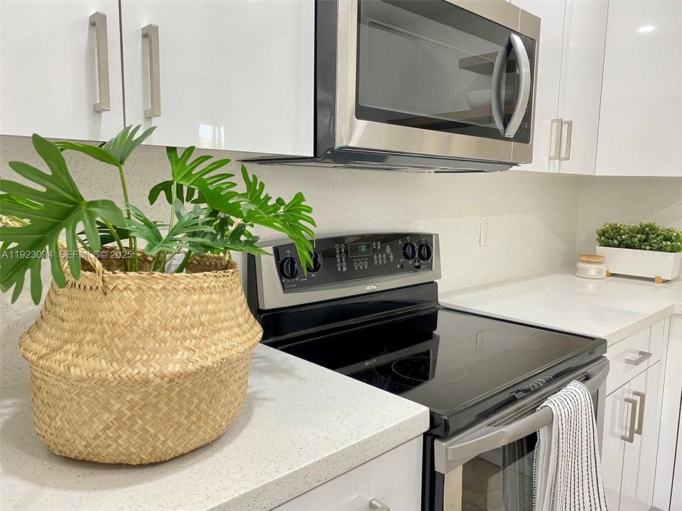 For Rent: $1,850 (1 beds, 1 baths, 718 Square Feet)