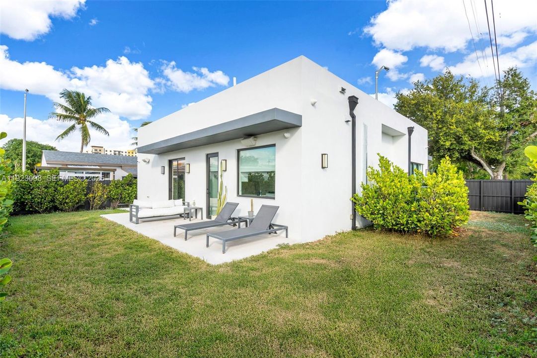 For Sale: $765,000 (4 beds, 2 baths, 1600 Square Feet)