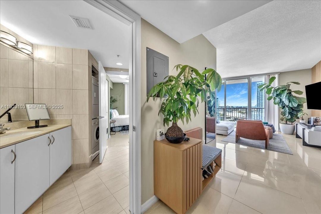 For Sale: $480,000 (2 beds, 2 baths, 1048 Square Feet)