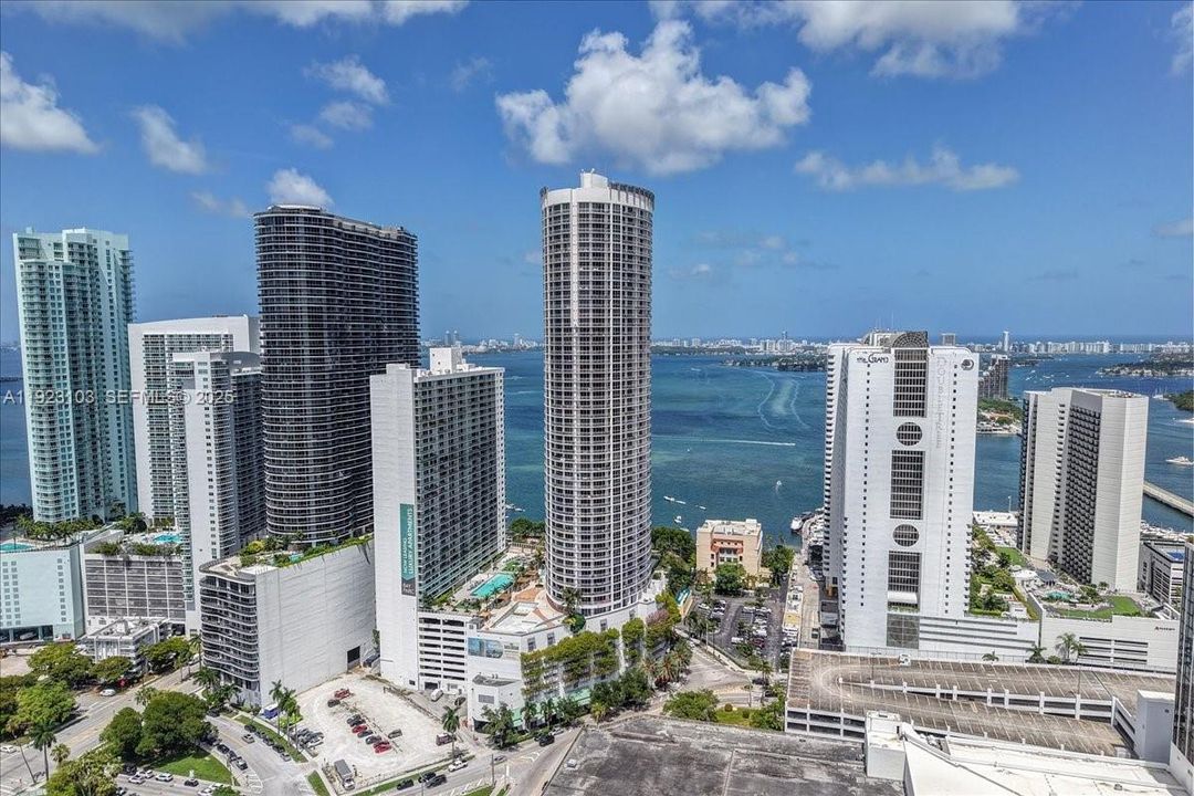 For Sale: $480,000 (2 beds, 2 baths, 1048 Square Feet)