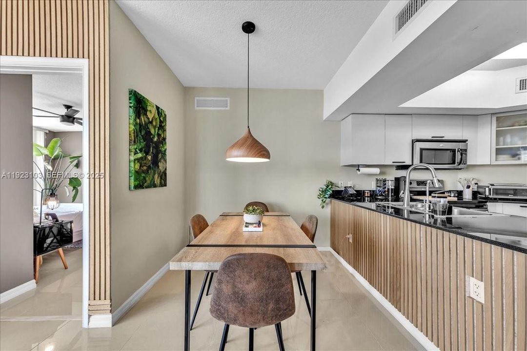 For Sale: $480,000 (2 beds, 2 baths, 1048 Square Feet)