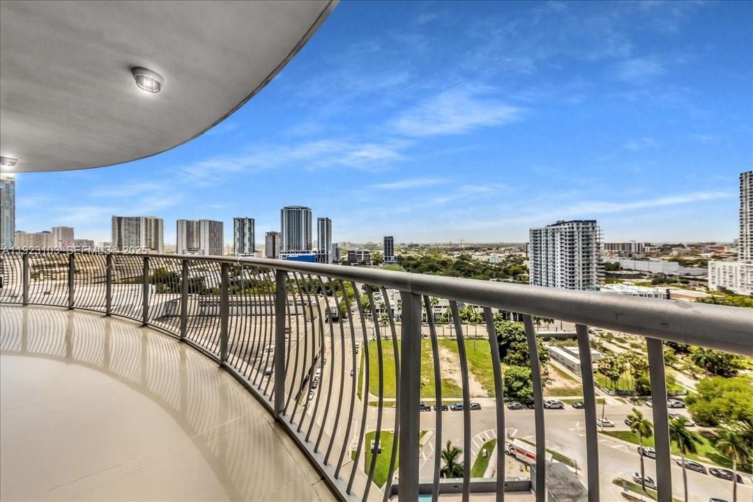 For Sale: $480,000 (2 beds, 2 baths, 1048 Square Feet)