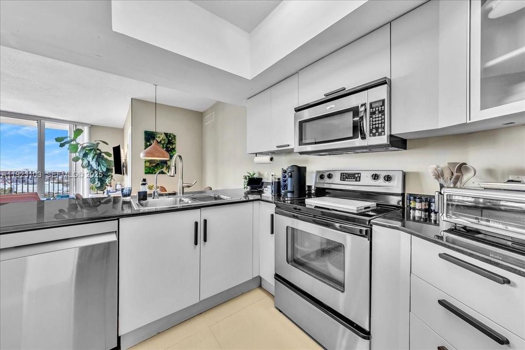 For Sale: $480,000 (2 beds, 2 baths, 1048 Square Feet)