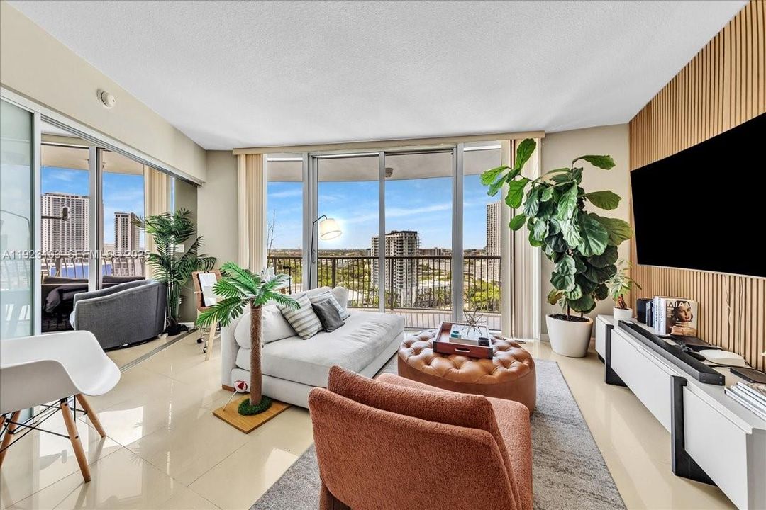 For Sale: $480,000 (2 beds, 2 baths, 1048 Square Feet)