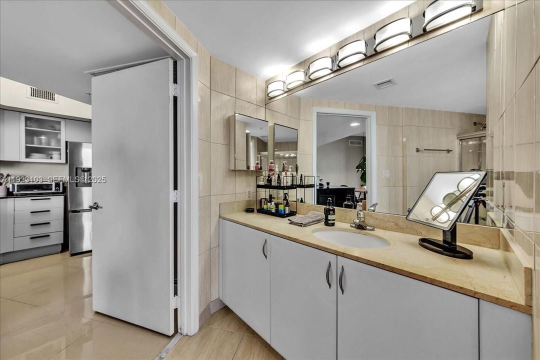 For Sale: $480,000 (2 beds, 2 baths, 1048 Square Feet)