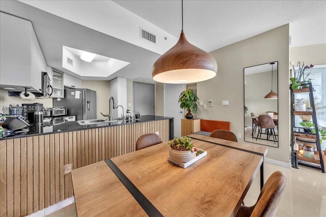 For Sale: $480,000 (2 beds, 2 baths, 1048 Square Feet)