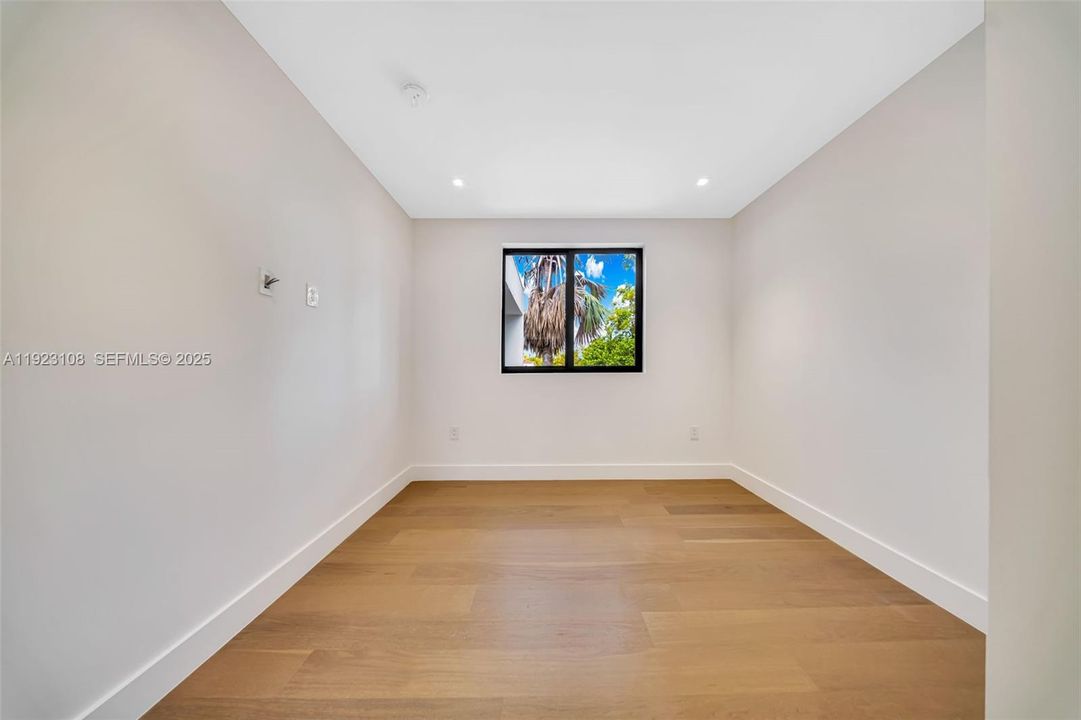 For Sale: $2,199,000 (5 beds, 4 baths, 3013 Square Feet)