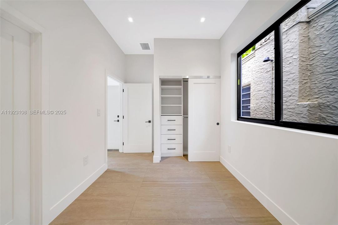 For Sale: $2,199,000 (5 beds, 4 baths, 3013 Square Feet)