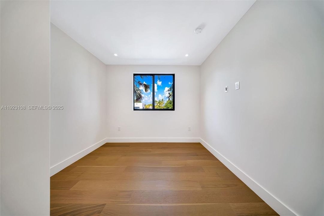 For Sale: $2,199,000 (5 beds, 4 baths, 3013 Square Feet)