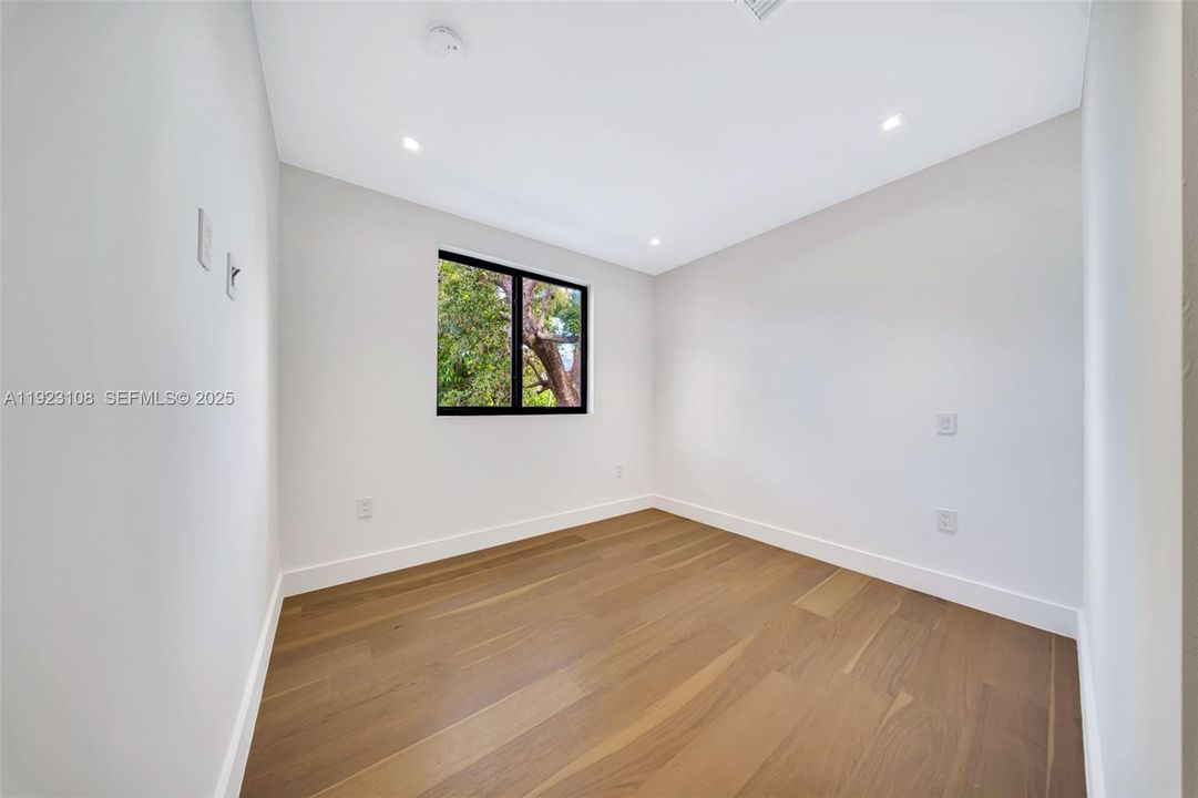 For Sale: $2,199,000 (5 beds, 4 baths, 3013 Square Feet)