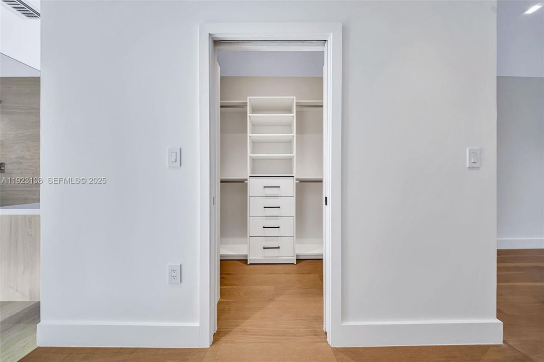 For Sale: $2,199,000 (5 beds, 4 baths, 3013 Square Feet)