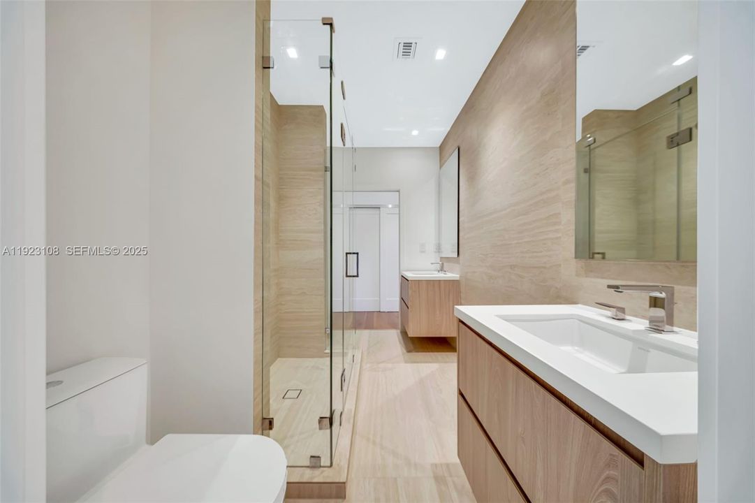 For Sale: $2,199,000 (5 beds, 4 baths, 3013 Square Feet)