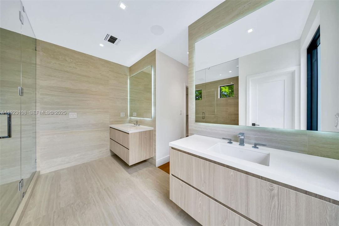 For Sale: $2,199,000 (5 beds, 4 baths, 3013 Square Feet)