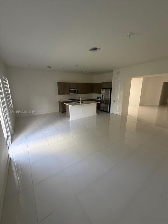 出租: $6,250 (4 贝兹, 3 浴室, 2274 平方英尺)