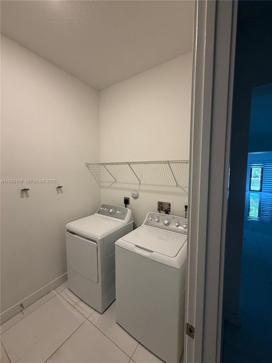 出租: $6,250 (4 贝兹, 3 浴室, 2274 平方英尺)