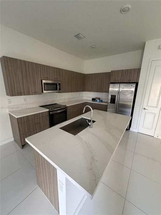 出租: $6,250 (4 贝兹, 3 浴室, 2274 平方英尺)