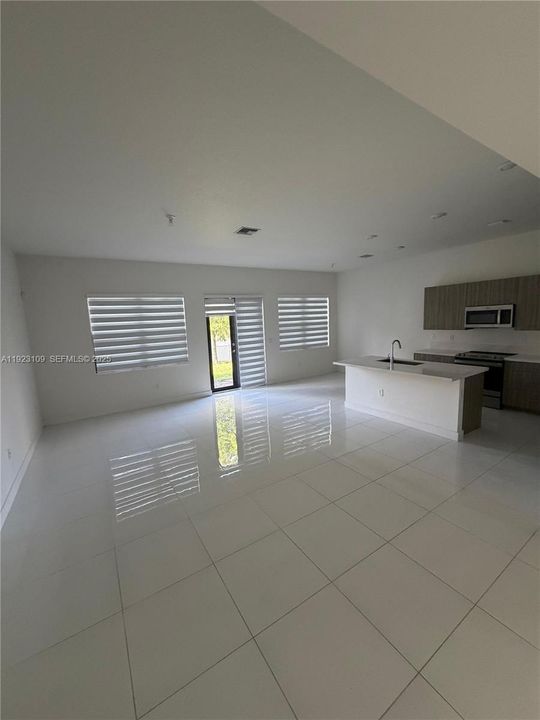 出租: $6,250 (4 贝兹, 3 浴室, 2274 平方英尺)