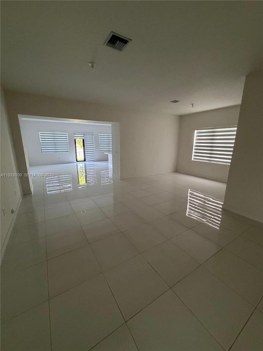 出租: $6,250 (4 贝兹, 3 浴室, 2274 平方英尺)