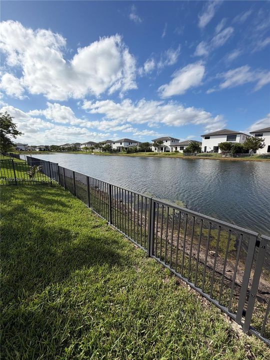 出租: $6,250 (4 贝兹, 3 浴室, 2274 平方英尺)