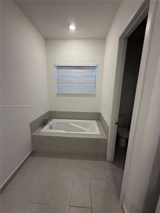 出租: $6,250 (4 贝兹, 3 浴室, 2274 平方英尺)