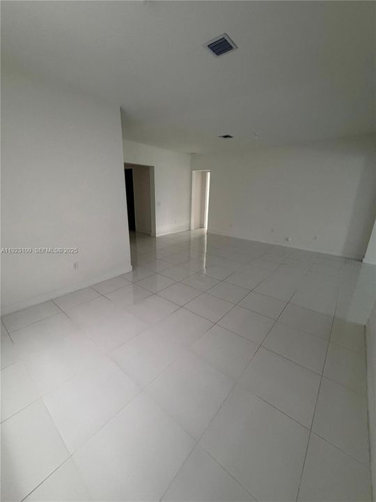 出租: $6,250 (4 贝兹, 3 浴室, 2274 平方英尺)