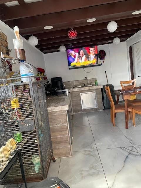 For Sale: $450,000 (2 beds, 1 baths, 1110 Square Feet)