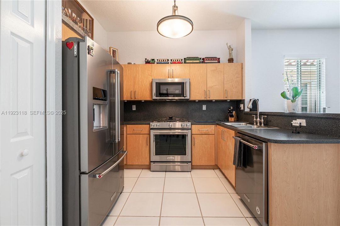 For Sale: $589,000 (3 beds, 2 baths, 1639 Square Feet)