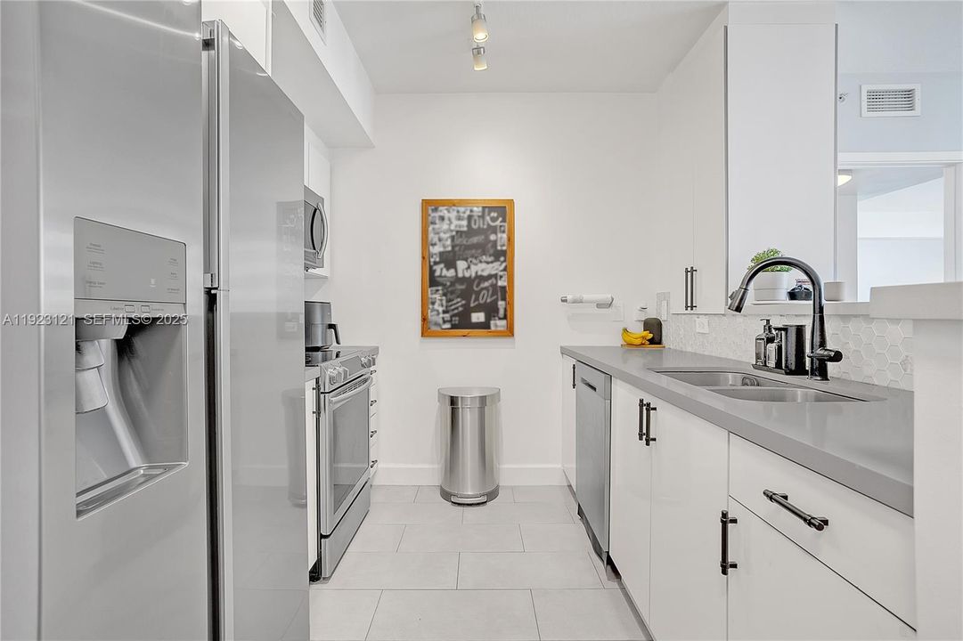 For Rent: $3,900 (2 beds, 2 baths, 1169 Square Feet)