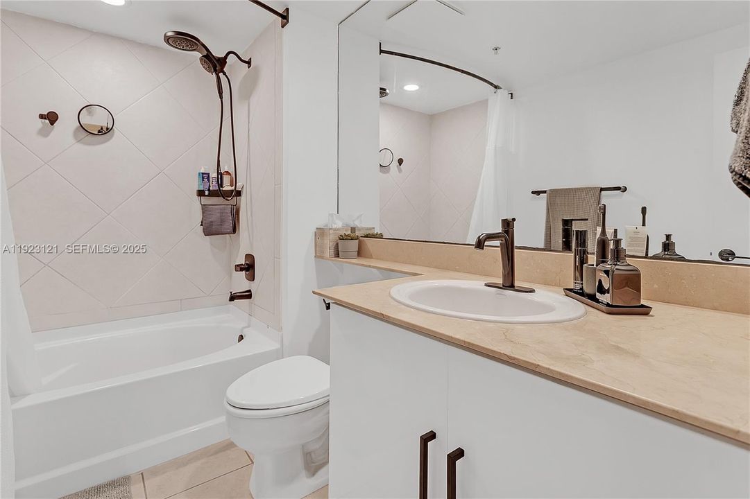 For Rent: $3,900 (2 beds, 2 baths, 1169 Square Feet)