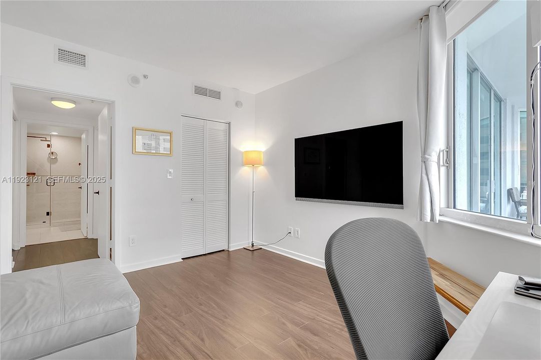 For Rent: $3,900 (2 beds, 2 baths, 1169 Square Feet)