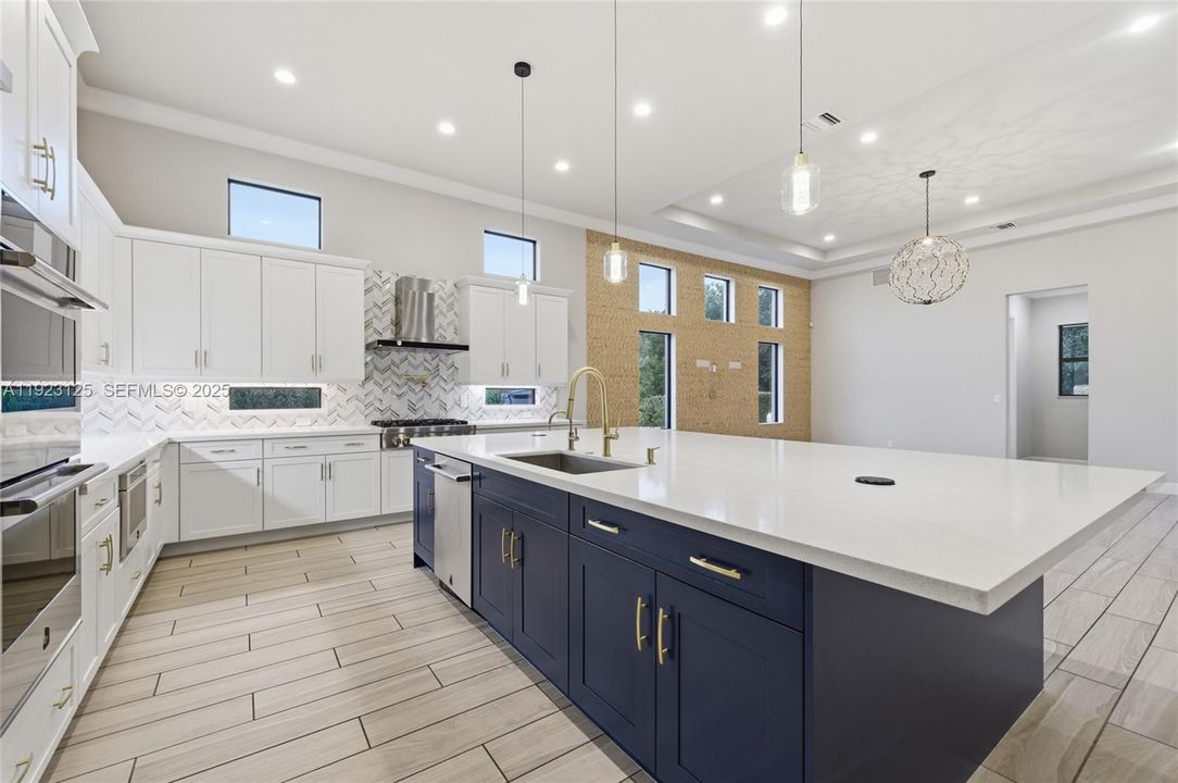 En Venta: $4,225,000 (7 camas, 8 baños, 7895 Pies cuadrados)