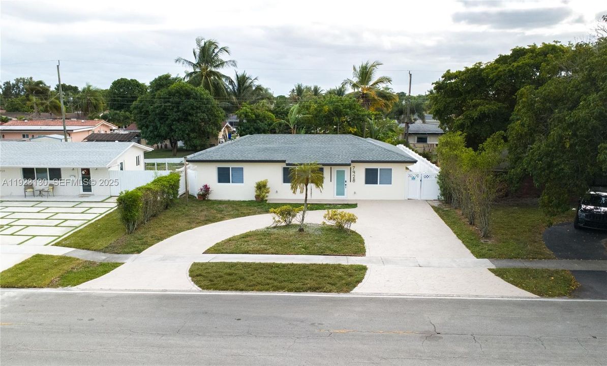 For Sale: $640,000 (4 beds, 3 baths, 1405 Square Feet)