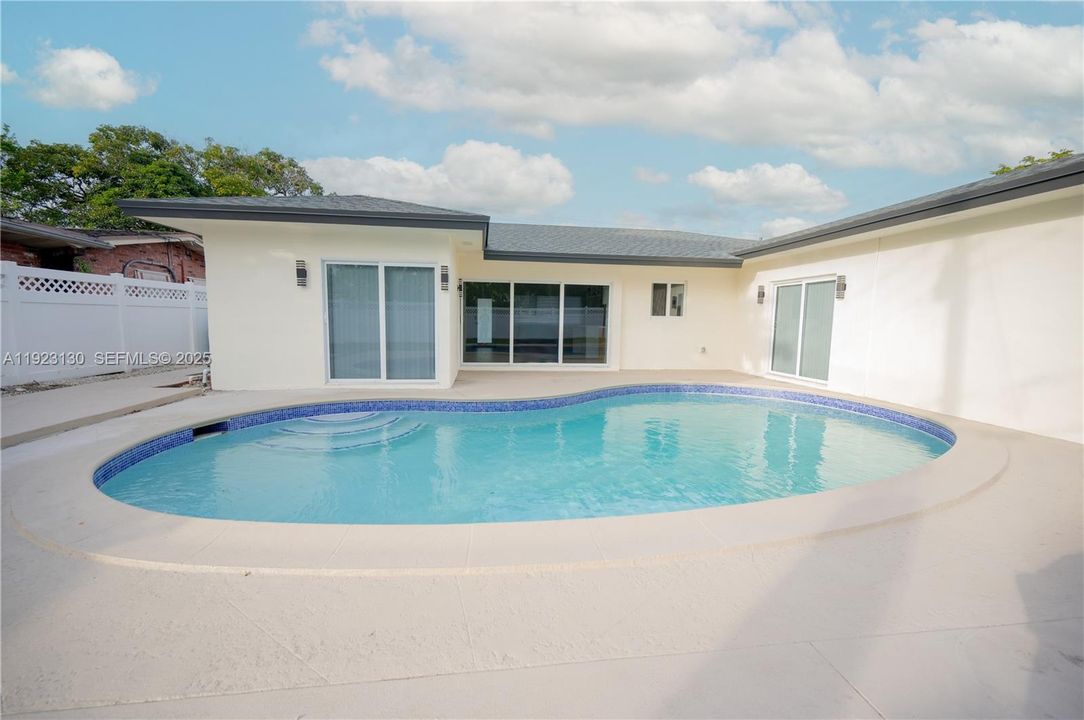 For Sale: $640,000 (4 beds, 3 baths, 1405 Square Feet)