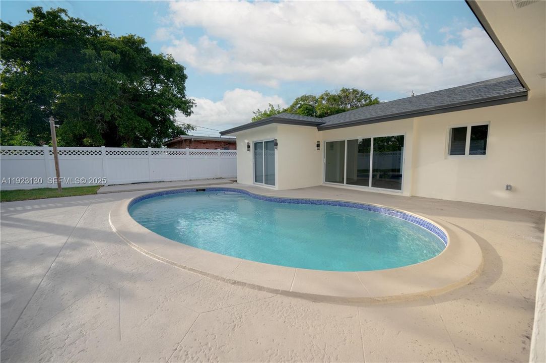 For Sale: $640,000 (4 beds, 3 baths, 1405 Square Feet)