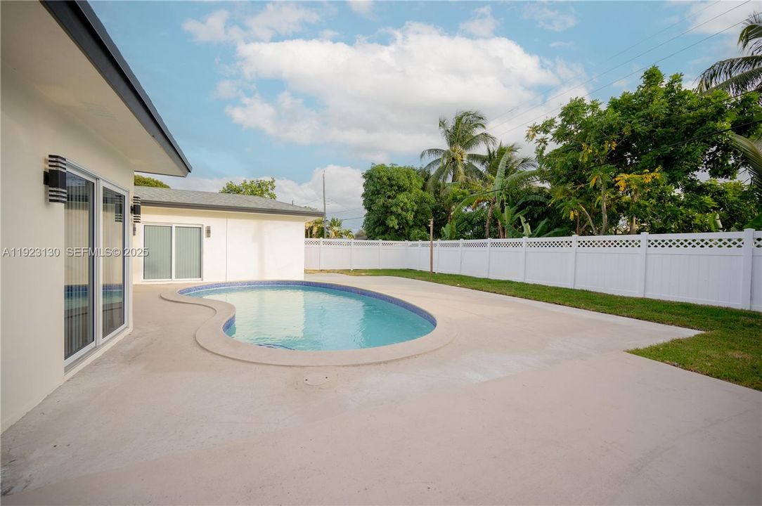 For Sale: $640,000 (4 beds, 3 baths, 1405 Square Feet)