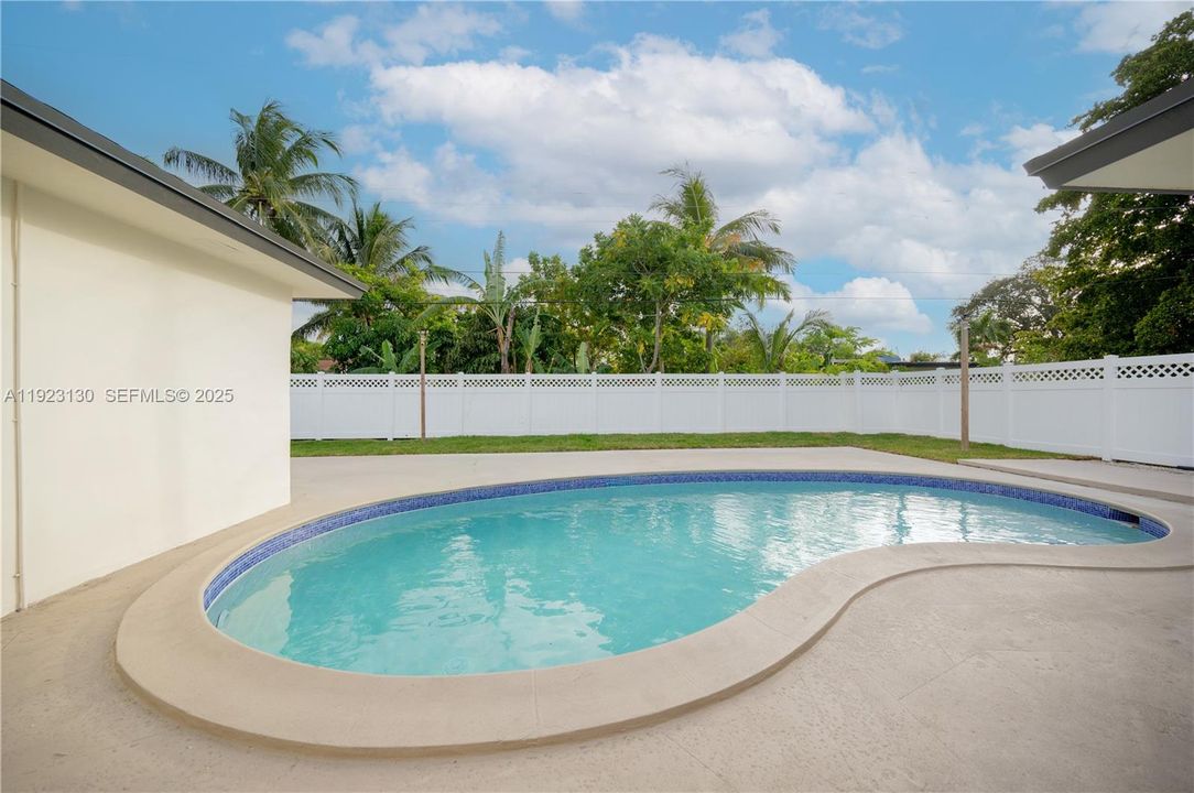 For Sale: $640,000 (4 beds, 3 baths, 1405 Square Feet)