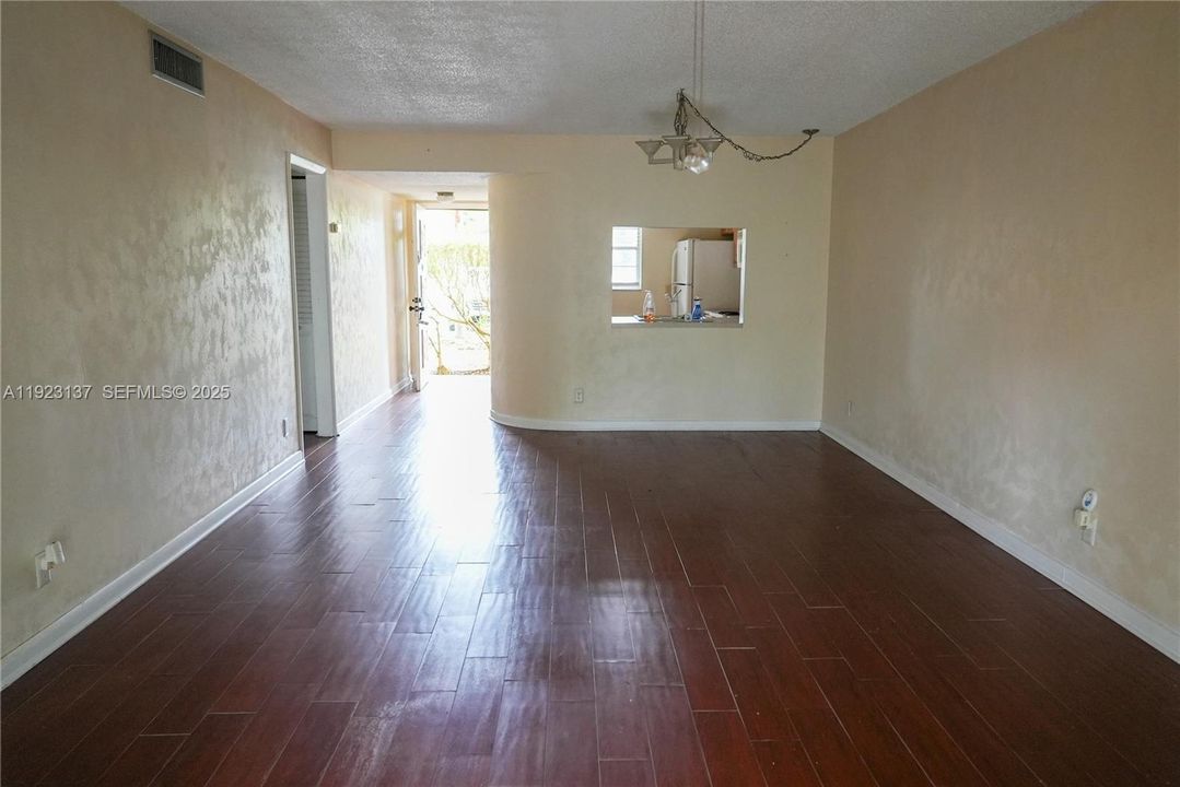 For Sale: $180,000 (2 beds, 2 baths, 1074 Square Feet)