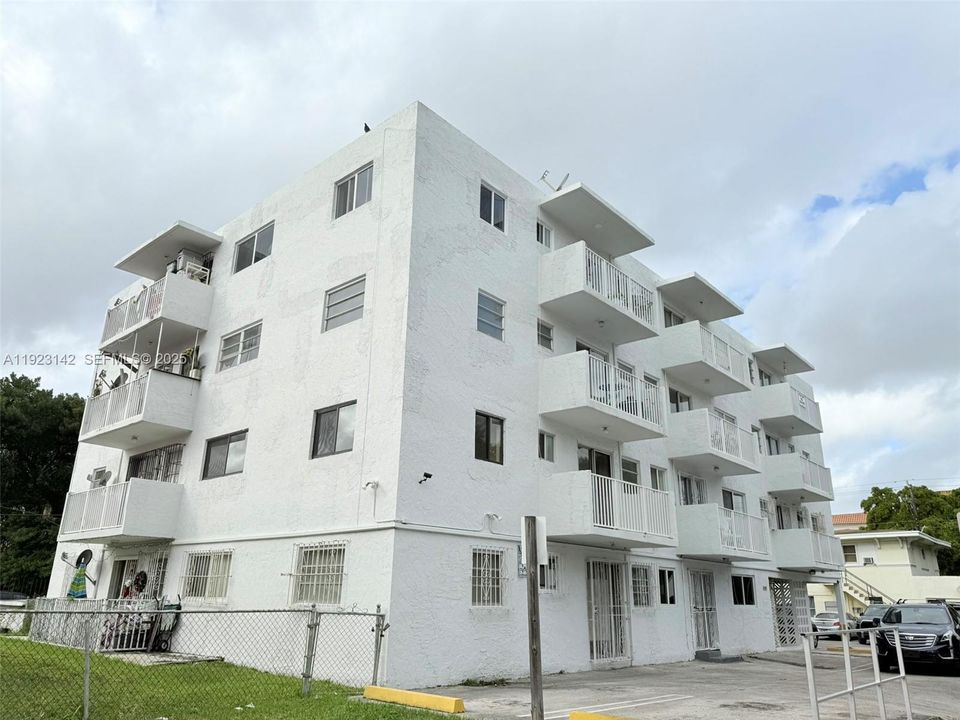 Active With Contract: $2,000 (2 beds, 1 baths, 672 Square Feet)