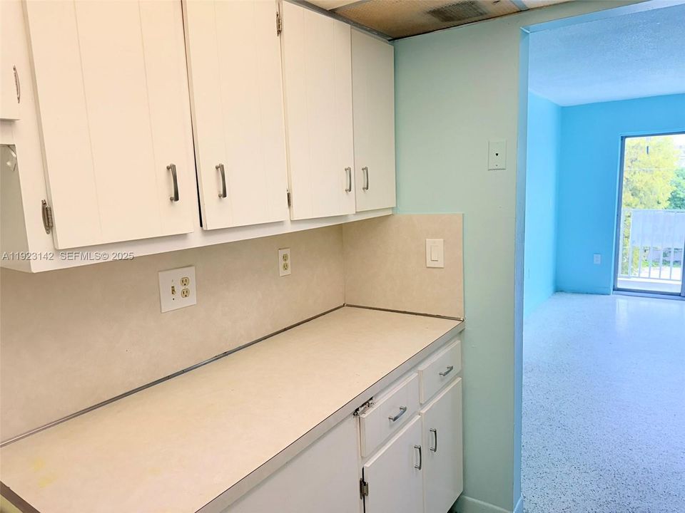 Active With Contract: $2,000 (2 beds, 1 baths, 672 Square Feet)