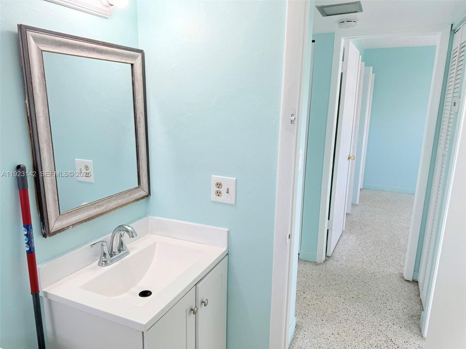 Active With Contract: $2,000 (2 beds, 1 baths, 672 Square Feet)