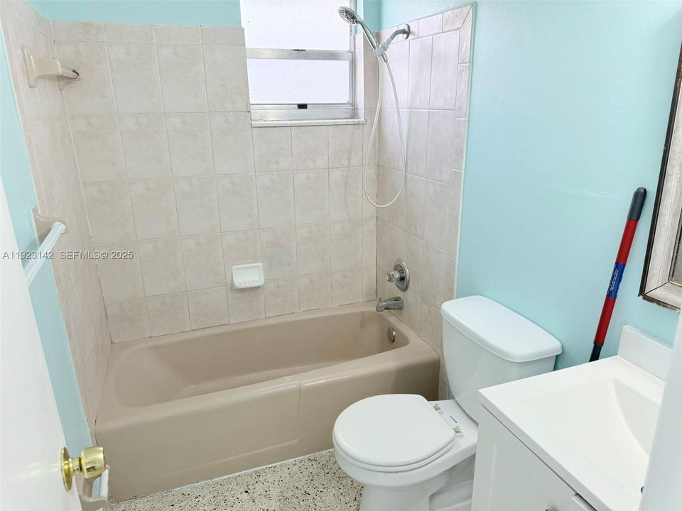 Active With Contract: $2,000 (2 beds, 1 baths, 672 Square Feet)