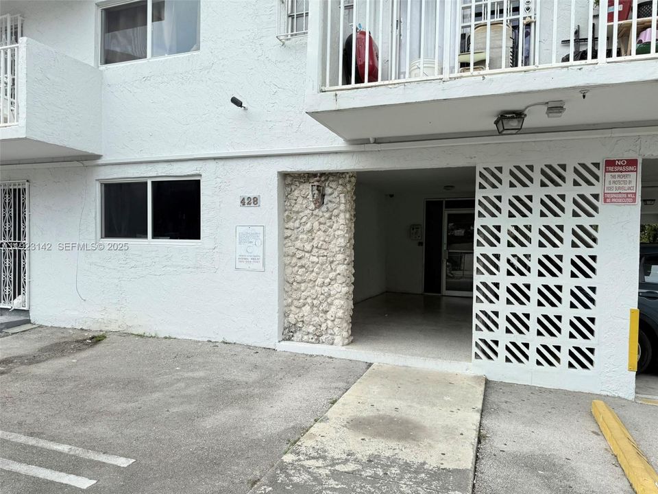 Active With Contract: $2,000 (2 beds, 1 baths, 672 Square Feet)